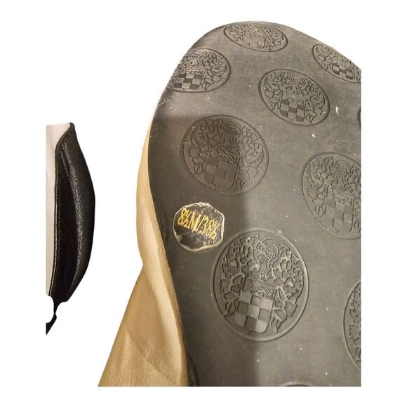 Classic Black and Cream Flats with Pleating and Rounded‎ Toe - Picture 8 of 8